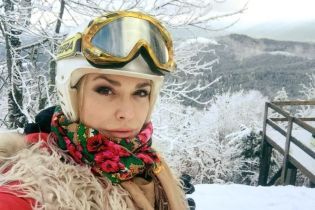 В жилете из овчины и в украинском платке: Ольга Сумская катается на лыжах