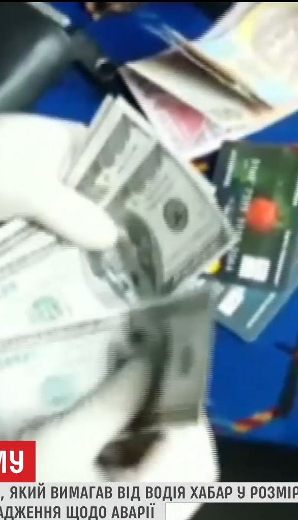 У Дніпрі поліцейський намагався взяти хабар у автобусі