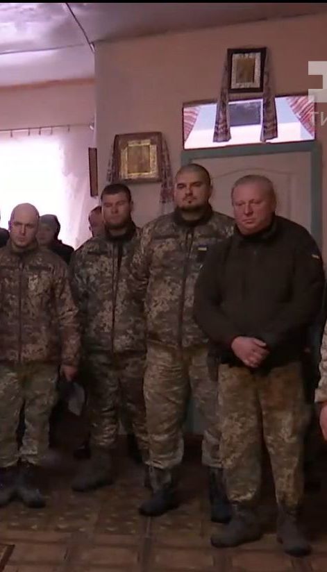 Украинские бойцы пользуются относительным затишьем, чтобы отпраздновать Рождество со всей Украиной