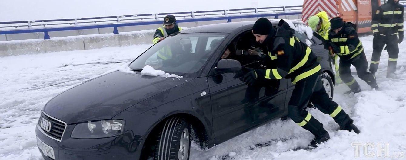 В Іспанії рекордні снігові замети на добу заблокували тисячі людей на трасах
