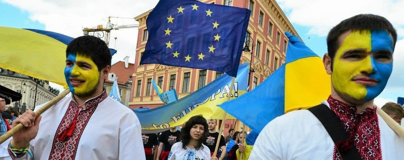 На польському заводі робітників-українців змушують носити синьо-жовту уніформу