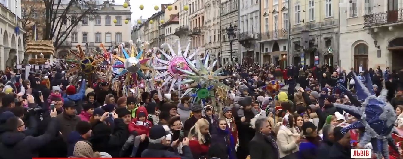 Парад звездарей и рекордный флешмоб с колядками: украинцы второй день гуляют Рождество Христово