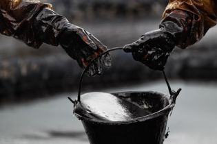 На Львовщине группа лиц "присосалась" в нефтепроводу и похитила десятки тонн черного золота