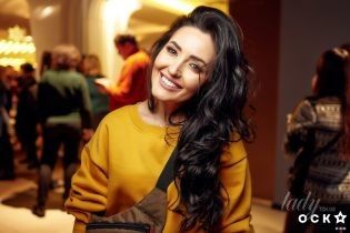 Звезды на премьере фильма: Анна Добрыднева в желтом свитшоте, Лидия Таран в красной юбке