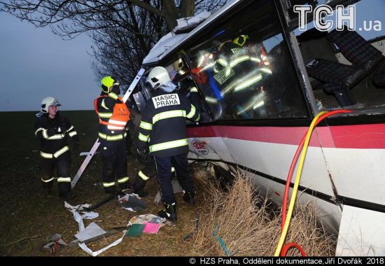 У Чехії сталася моторошна ДТП за участі автобуса: троє загиблих і майже півсотні поранених