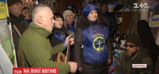 Колядники с вертепом добрались до самой передовой АТО под Авдеевкой