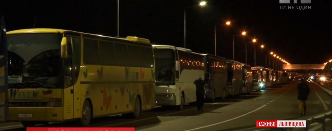 На кордоні України та Польщі утворилася велика черга з автобусів через нові митні правила