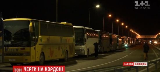 На кордоні України та Польщі утворилася велика черга з автобусів через нові митні правила