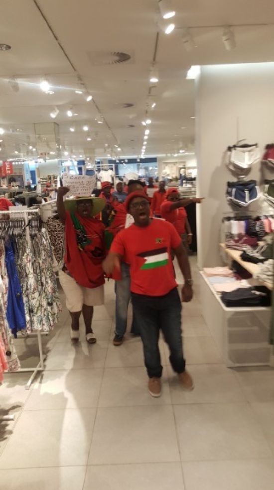 В ЮАР громили магазины H&M за рекламу с чернокожим мальчиком