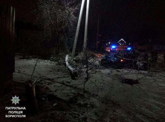 У Борисполі п’яна жінка на BMW знесла стовп та дерево, втікаючи від патрульних