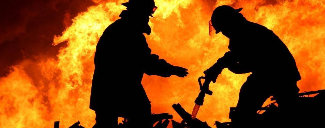 Пожар охватил гаражи в Киеве
