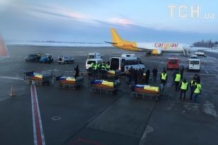 Без чиновників і журналістів: як Київ зустрів літак із тілами загиблих у Кабулі українців