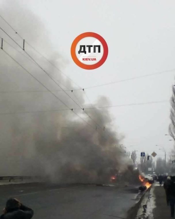 Масштабна ДТП у Києві: на місці зіткнення авто спалахнула пожежа