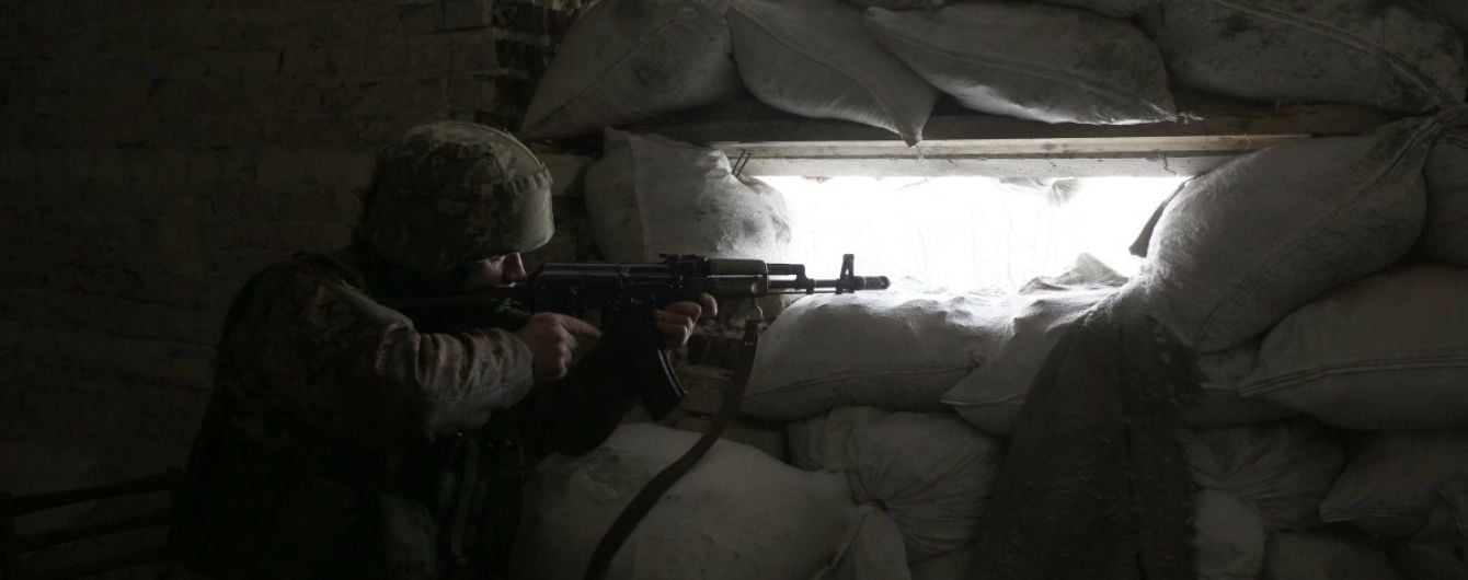 Вогонь бойовиків біля Світлодарської дуги і поранений український військовий. Як минула доба в зоні АТО