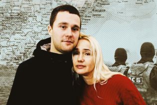 Мои ноги были прикованы к ножкам стула, а руки – к ногам