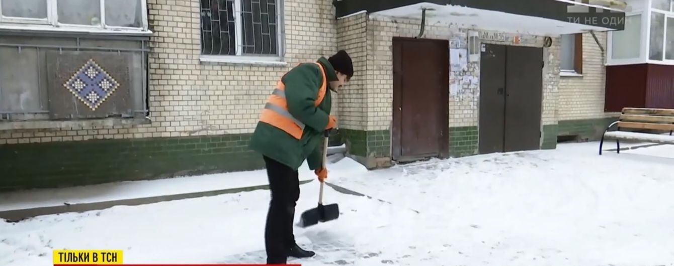 Мэр Хмельницкого с накладными усами пошел инкогнито разгребать снег под домами горожан