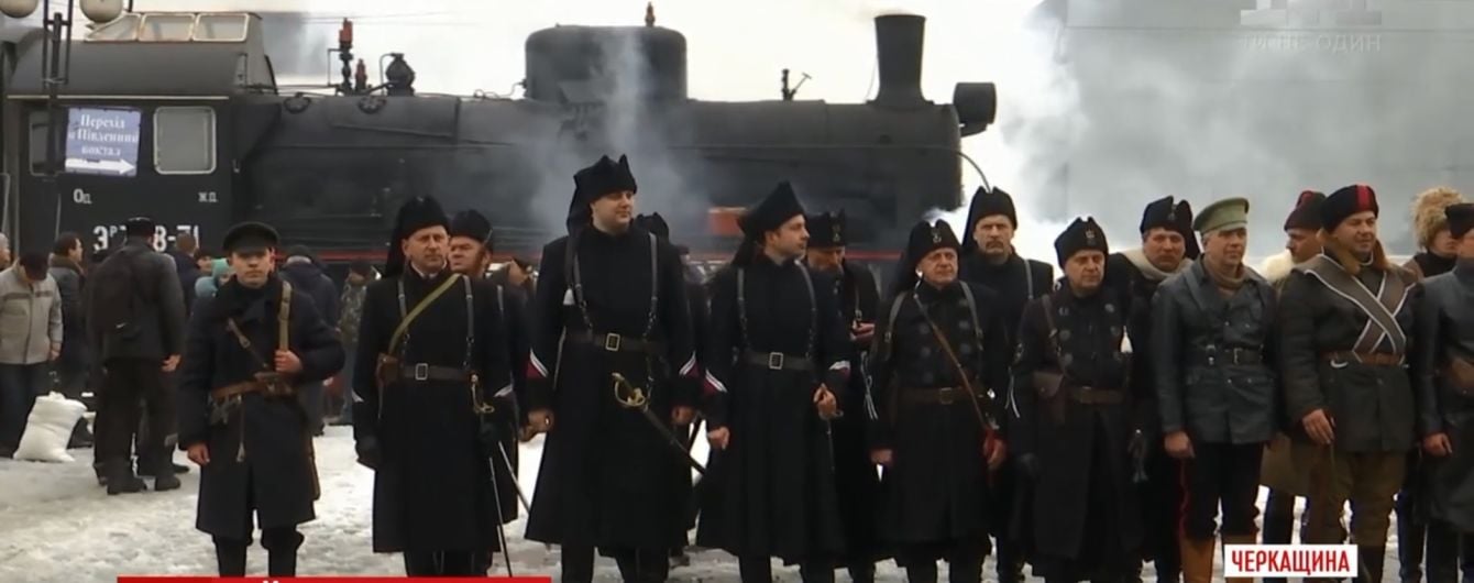 В Смиле с древним паровозом реконструировали победный для козаков бой против российской армии
