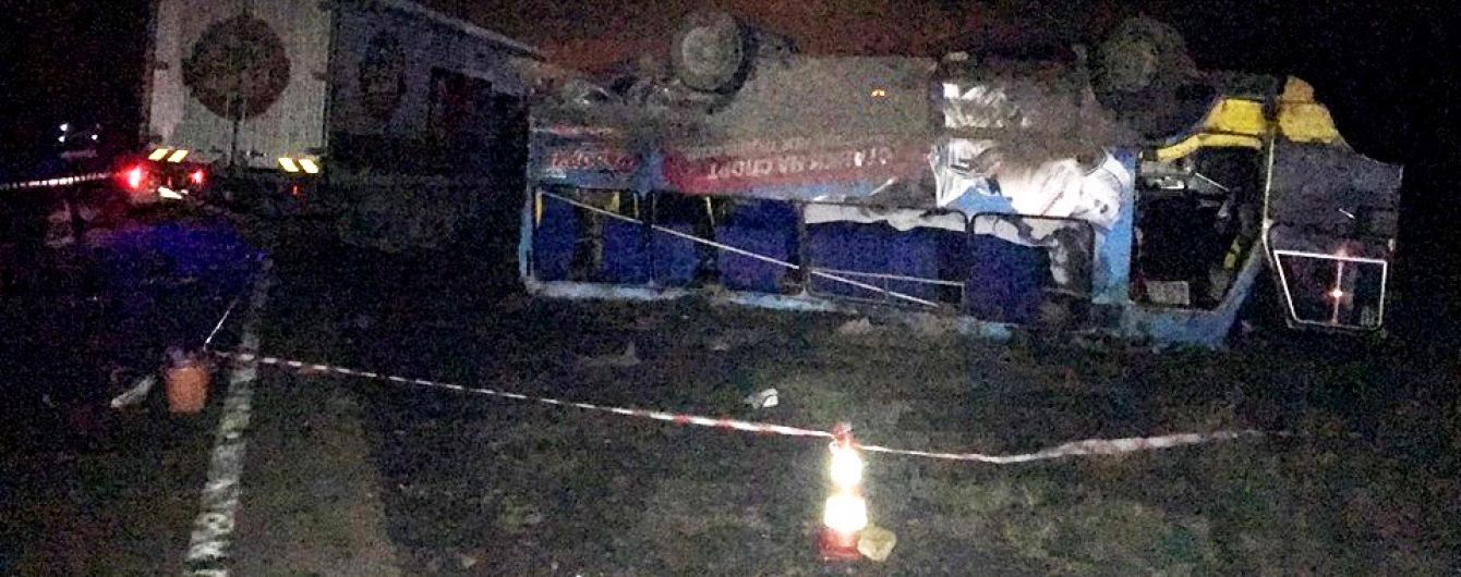 Очевидці великої ДТП під Херсоном розповіли, як фура перекинула автобус