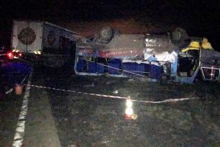 Очевидці великої ДТП під Херсоном розповіли, як фура перекинула автобус