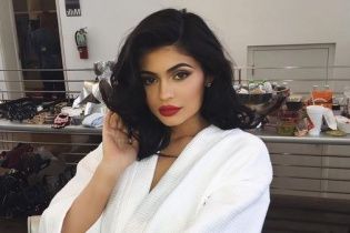20-летняя Кайли Дженнер стала мамой и показала новорожденную дочку