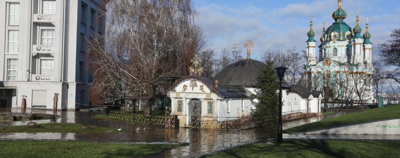 Мінкультури назвало каплицю біля руїн Десятинної церкви незаконною та ініціює судовий позов