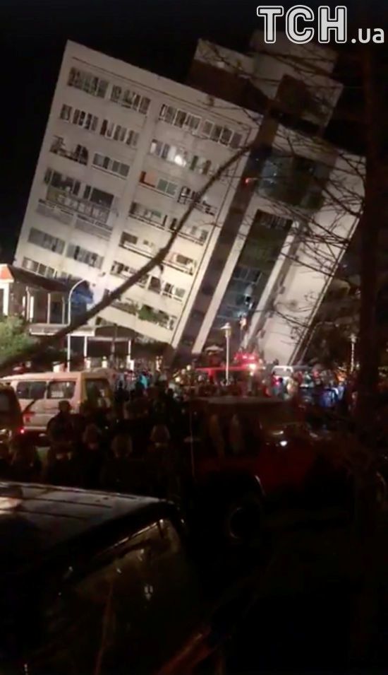 Землетрус на Тайвані: двоє загиблих, більше 100 травмованих та похилені багатоповерхівки