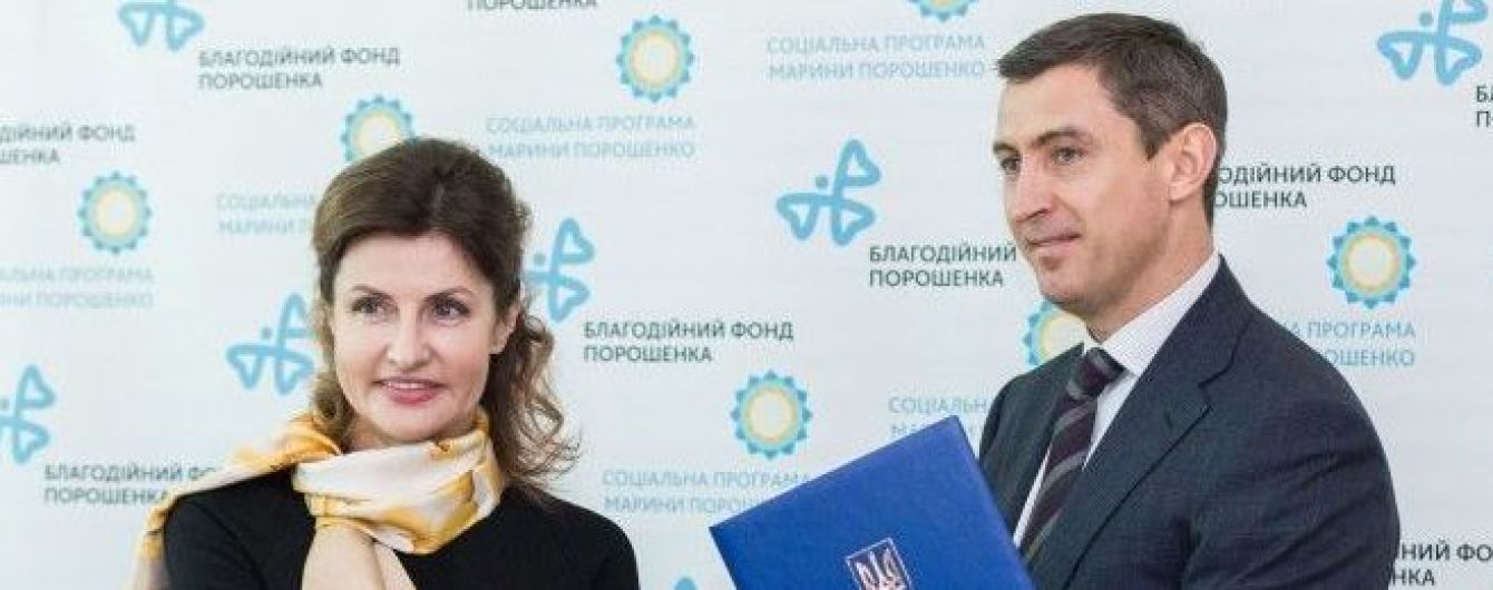 С ярким платком и в стильной юбке: Марина Порошенко посетила Черкащину
