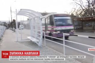 Зупинка задом наперед. На Львівщині пасажири очікують на автобус, дивлячись на кладовище