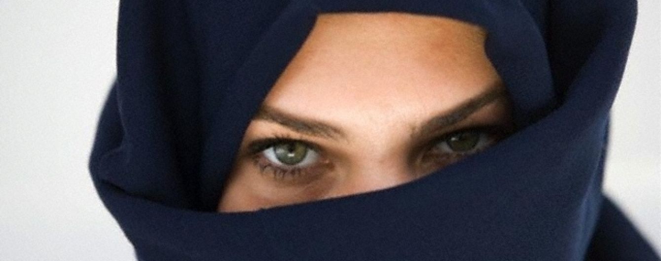 В Чечне полицейские избили девушек в хиджабах