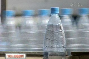 Вода з пластикових пляшок містить небезпечні сполуки