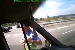 Прославившегося на днях инспектора ГАИ из Запорожья уволили и сразу восстановили