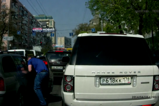 Российский Range Rover был заснят во время беспредела в Киеве