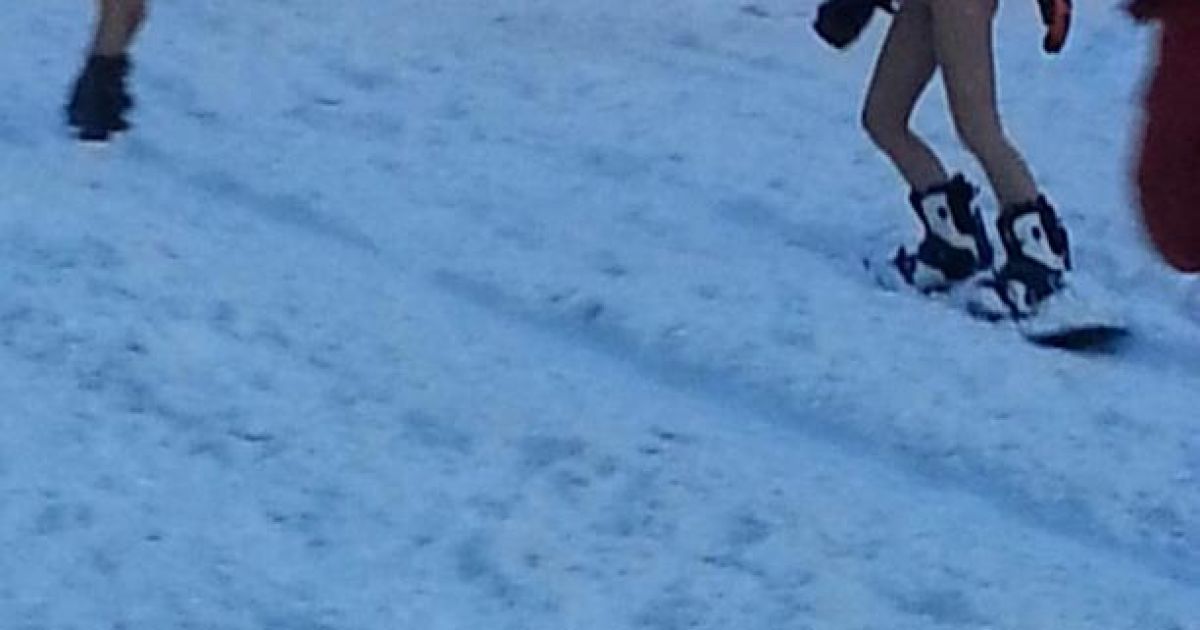 Дівчата "забули" одягтися для катання на лижах