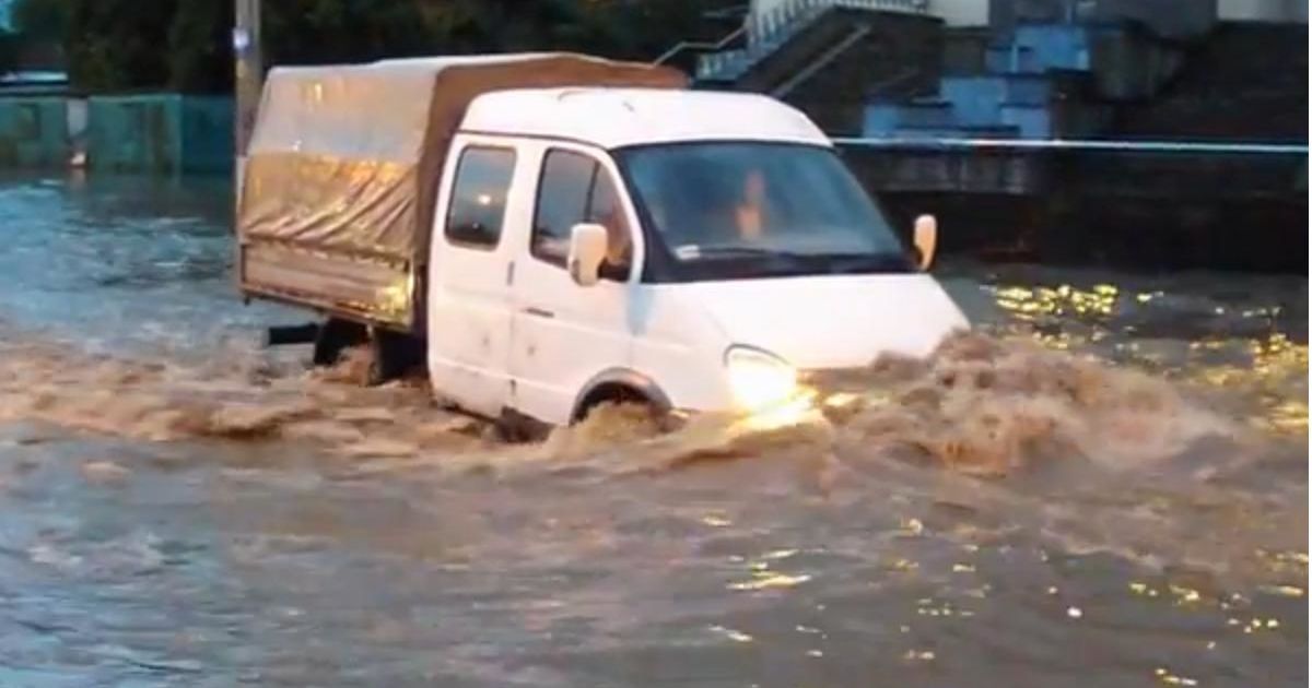 Машина ушла под воду