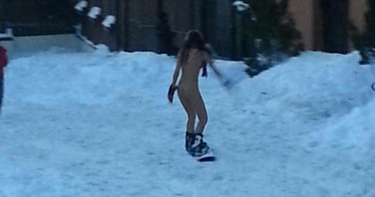 Дівчата "забули" одягтися для катання на лижах