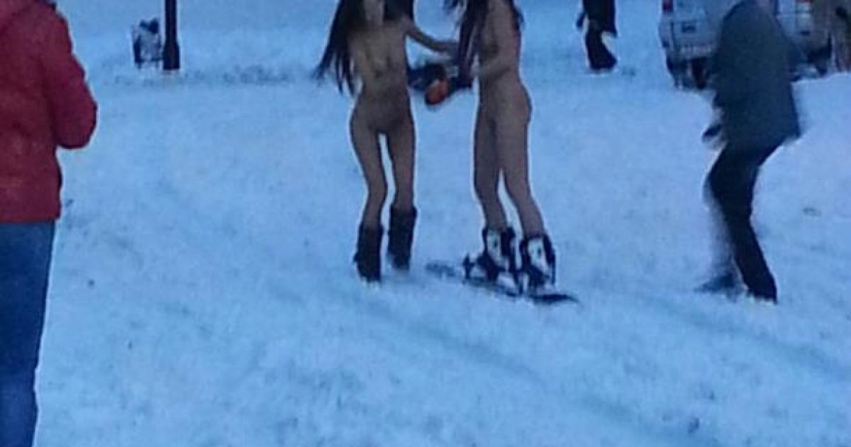 Дівчата "забули" одягтися для катання на лижах