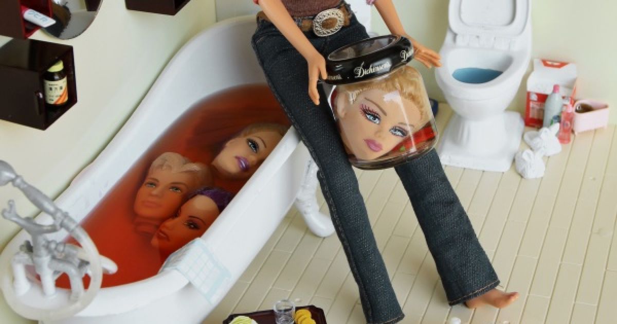 Резиновая кукла в ванне