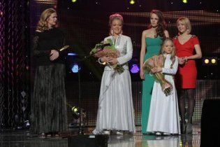 Премію "Людина року - 2012" отримали Ані Лорак та сестри Петрик