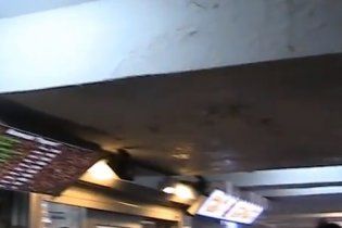 Переход на станции метро "Олимпийская" начало заливать водой - видео