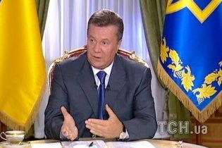 Янукович вспомнил себя молодым руководителем и пообещал украинцам карьерный рост