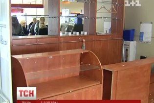 Охоронець супермаркету злякався викликати міліцію, коли в нього на очах грабували ювелірку