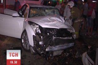 В Одессе спортивный "Ауди" сбил билборд и врезался в дерево