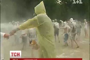 У столиці 150 чоловік улаштували видовищні бої борошном