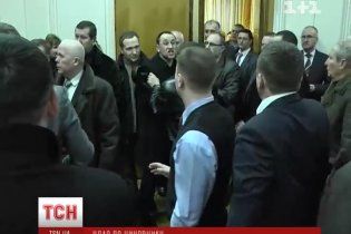 Свободовец эффектным хуком разбил губу чиновнику