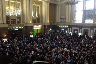 Величезні натовпи людей "застрягли" на київському вокзалі