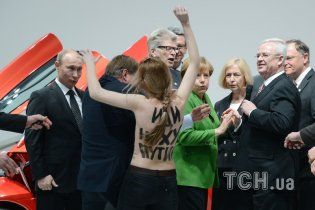 FEMEN за нападение с голыми грудьми на Путина и Меркель рискуют сесть в тюрьму на пять лет