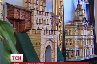 Украинец выложил спичками крупнейшую в мире коллекцию картин