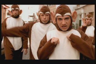 На Bloodhound Gang завели дело за надругательство над украинским флагом