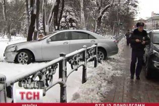 "Мерседес" депутата протаранил забор возле Рады