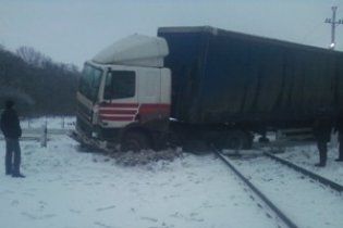 Фура на 2 часа заблокировала ж/д переезд после ДТП